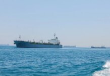 Petroliera colpita da tre proiettili nello Stretto di Hormuz, nessuna vittima