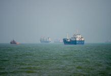 Nave iraniana colpita nello Stretto di Hormuz, un morto e tre feriti