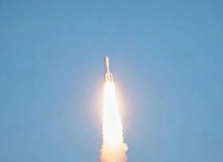 La Cina lancia in orbita nove satelliti dalle acque al largo di Shanghai