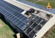A fuoco i pannelli fotovoltaici di una porcilaia a Roncoferraro