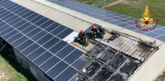 A fuoco i pannelli fotovoltaici di una porcilaia a Roncoferraro