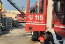 Incendio ad Asola: a fuoco il tetto di un’azienda del beverage