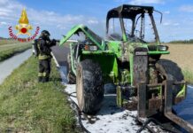 Trattore in fiamme a Sustinente: Vigili del Fuoco in azione per evitare il peggio