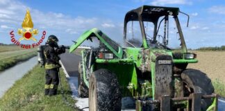 Trattore in fiamme a Sustinente: Vigili del Fuoco in azione per evitare il peggio