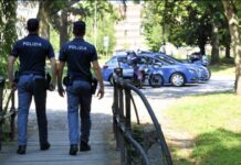 Prima il furto al centro commerciale, poi l’aggressione ai poliziotti: arrestata una donna di 64 anni