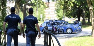 Prima il furto al centro commerciale, poi l’aggressione ai poliziotti: arrestata una donna di 64 anni