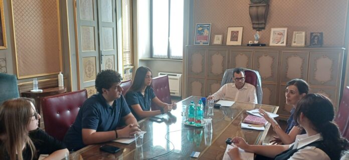 Il presidente della Provincia Bottani con i componenti della consulta_4123466