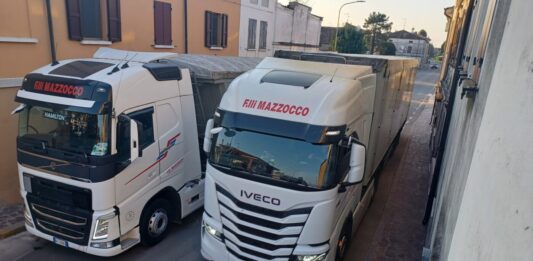 Via vai di mezzi pesanti incessante e pericoloso: scatta la protesta dei cittadini di San Fermo