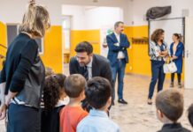 Primo giorno di scuola a Mantova: il sindaco Murari dà il benvenuto ai 344 “remigini” con lo zaino solidale