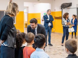 Primo giorno di scuola a Mantova: il sindaco Murari dà il benvenuto ai 344 “remigini” con lo zaino solidale