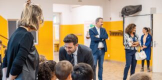 Primo giorno di scuola a Mantova: il sindaco Murari dà il benvenuto ai 344 “remigini” con lo zaino solidale