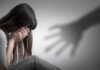 Perseguita la ex e il suo nuovo compagno con la complicità dei propri genitori
