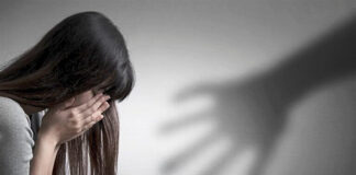 Perseguita la ex e il suo nuovo compagno con la complicità dei propri genitori