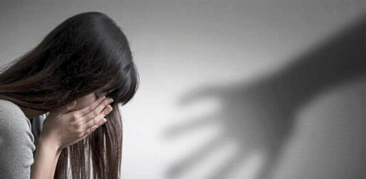 Perseguita la ex e il suo nuovo compagno con la complicità dei propri genitori