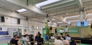 È “Il custode del tempo” di Simone Bottazzi lo scatto vincitore della decima edizione di “Giovane Terra: crescere senza invecchiare”, la rassegna fotografica organizzata dai Giovani di Anga-Confagricoltura Mantova la cui premiazione si è tenuta oggi (domenica 6 settembre) nel tardo pomeriggio alla Fiera Millenaria di Gonzaga. Una trentina le foto in gara, tutte interpretazioni diverse del tema “I volti dell’agricoltura mantovana”. Gli scatti sono stati votati online e dal pubblico in fiera, che ha potuto scegliere i suoi preferiti allo stand di Confagricoltura Mantova. Al secondo posto si è classificata “New Generation” di Manuel Negri, mentre al terzo “I frutti del tempo” di Andrea Mori. Le foto in concorso interpretavano il tema di quest’anno, ovvero ritratti dei protagonisti delle campagne mantovane: agricoltori, lavoratori e persino animali. “Quest’anno volevamo porre l’attenzione sui protagonisti. E’ particolarmente bello vedere il lavoro che facciamo ogni giorno anche attraverso le lenti di chi questo lavoro lo vive e lo osserva”, ha detto Lucia Castagna, Presidente di Anga Confagricoltura Mantova durante la premiazione. ”Sono molto contento che siamo ancora qui dopo 10 anni, con questo spirito d’iniziativa che non si è mai fermato”, ha aggiunto Andrea Carlini, Presidente di Anga Mantova dal 2017 al 2021 e ideatore della rassegna fotografica Giovane Terra
