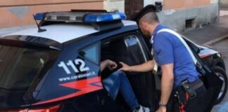 Sermide, terrore al bar: 29enne armato di machete prima devasta il locale e poi aggredisce i soccorritori. Arrestato