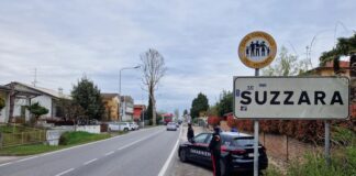 Si toglie la vita con un colpo di pistola