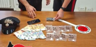 Cocaina nascosta nel vano dell’autoradio, arrestato a Viadana un 22enne: era già stato espulso dall’Italia