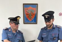 Sorpresi in casa dopo il pranzo di famiglia: poliziotto fuori servizio blocca uno dei tre ladri