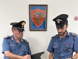 Sorpresi in casa dopo il pranzo di famiglia: poliziotto fuori servizio blocca uno dei tre ladri
