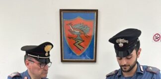 Sorpresi in casa dopo il pranzo di famiglia: poliziotto fuori servizio blocca uno dei tre ladri