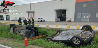 Viadana: schianto frontale ed entrambe le auto capottano nel fosso