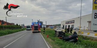 Scontro frontale in viale Europa a Viadana: feriti una 58enne e un 19enne, sul posto Vigili del Fuoco e Carabinieri