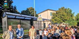 Ecco la pensilina scolastica: nuovo dono dell’imprenditore al Comune di Gazoldo