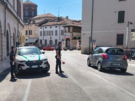 Multe per il telefono al volante: a Mantova i casi passano da 6 a 80 in un anno