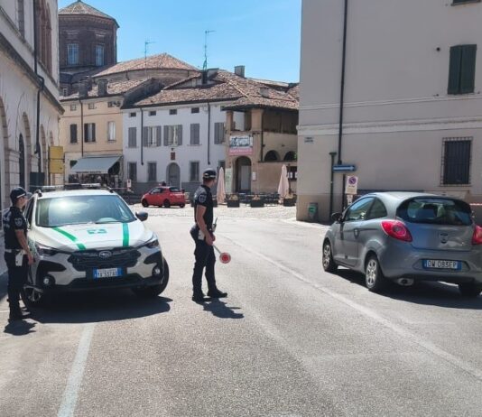 Multe per il telefono al volante: a Mantova i casi passano da 6 a 80 in un anno