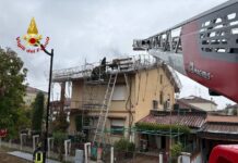 Fiamme dal sottotetto di un’abitazione: paura a Suzzara