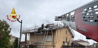 Fiamme dal sottotetto di un’abitazione: paura a Suzzara