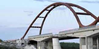 Prosegue senza sosta la demolizione del vecchio ponte di San Benedetto