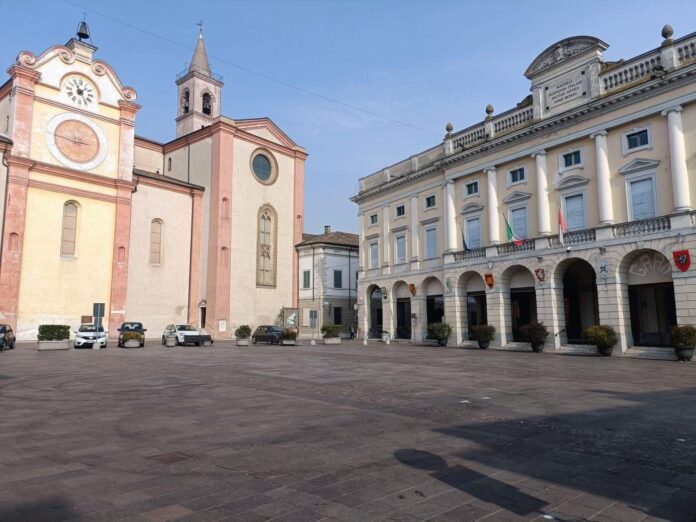 Asola, la centrale piazza XX Settembre con il Municipio e la Cattedrale di Sant'Andrea