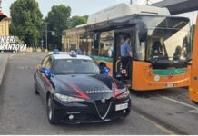 Stalker insegue l’ex a bordo di un autobus: tradito dal braccialetto elettronico finisce in manette
