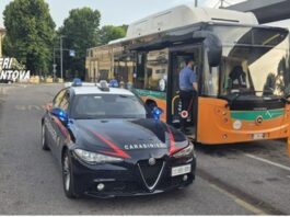 Stalker insegue l’ex a bordo di un autobus: tradito dal braccialetto elettronico finisce in manette