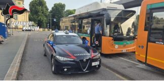 Stalker insegue l’ex a bordo di un autobus: tradito dal braccialetto elettronico finisce in manette