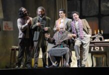 La lezione di Nucci: quando il dettaglio diventa teatro