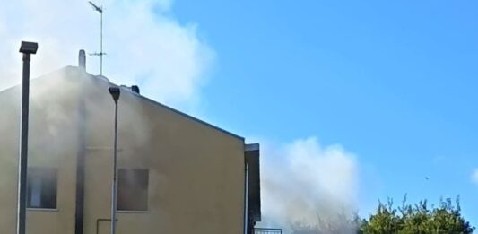 Sette persone intossicate nell’incendio di un appartamento in via Bellonci