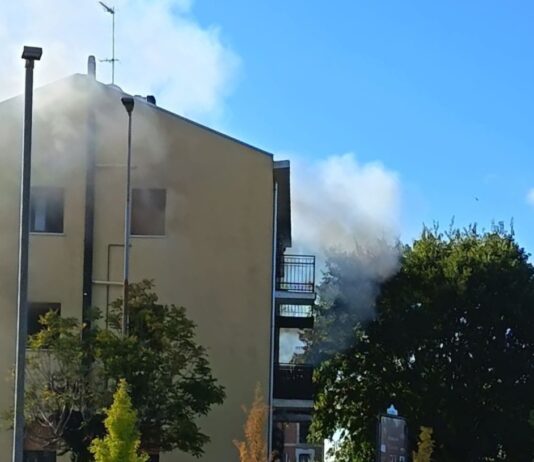 Sette persone intossicate nell’incendio di un appartamento in via Bellonci