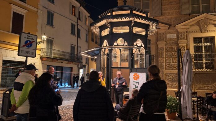 Incontro serale nel borgo storico_4186865