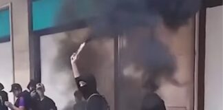 Fumogeni sotto i portici e volti coperti: allarme “maranza” in corso Libertà