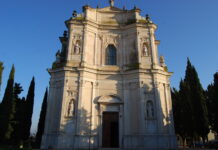 Ladri nella canonica di San Michele: il parroco li sorprende e li mette in fuga