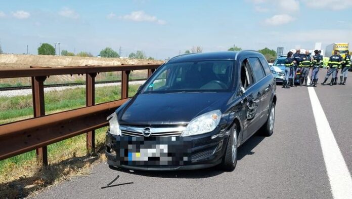 Polstrada.+L80auto+bloccata+dagli+agenti+alla+fine+della+folle+corsa+in+autostrada
