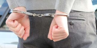Ubriaco aggredisce i carabinieri con calci e pugni alla Sagra del Grana di Goito: arrestato 34enne