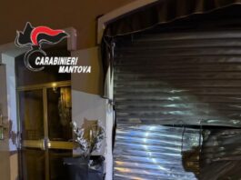 Roverbella, assalto con il furgone-ariete alla gioielleria: la vetrata tiene e la banda della spaccata deve fuggire a mani vuote