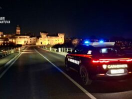 La figlia chiama il 112: “Papà sta picchiando mamma”. Arrestato tunisino 52enne