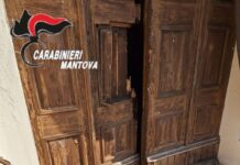 Ladri sacrileghi danneggiano il portone della chiesa di Bonizzo