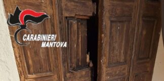 Ladri sacrileghi danneggiano il portone della chiesa di Bonizzo