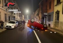 Perde il controllo dell’auto, urta tre auto e si ribalta in corso Garinbaldi: la conducente, illesa, aveva un tasso alcolemico di 1,64 g/l